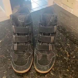 Ladies black skch +3 sneakers. Size 8